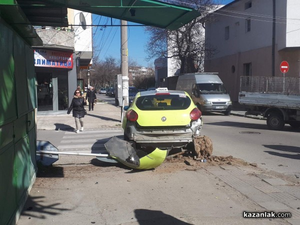Такси и „Ауди” се блъснаха в Казанлък / Новини от Казанлък