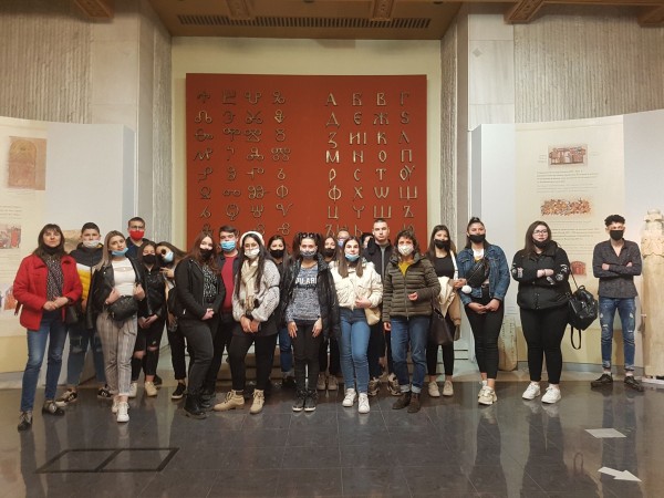 Ученици от ПГЛПТ посетиха различни музеи в столицата / Новини от Казанлък