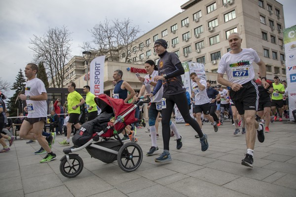 6-месечният Мартин от Казанлък бе най-малкият участник в маратона в Стара Загора / Новини от Казанлък