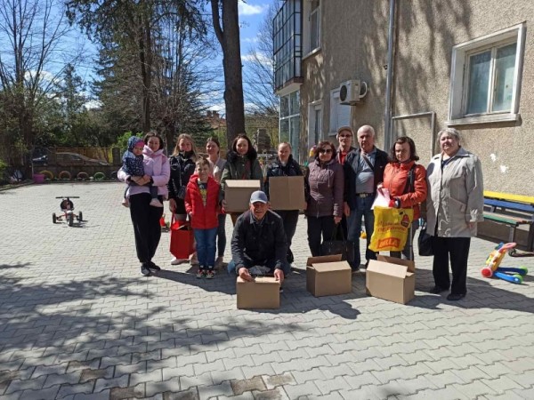 Семейства от Украйна в Казанлък получиха храна и продукти за Великден / Новини от Казанлък