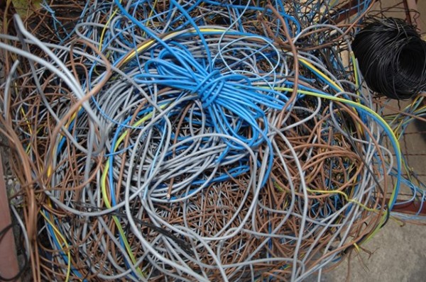 Издирват апаши, свили 8 броя кабели от имот в центъра  / Новини от Казанлък