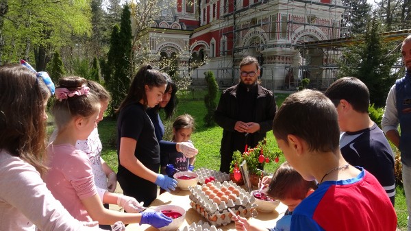 На Велика събота, деца шариха яйца с отец Панкратий в Шипка / Новини от Казанлък