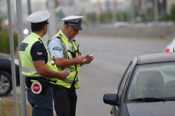 Двама шофьори - с фалшива книжка и пиян, станаха “клиенти“ на Полицията / Новини от Казанлък