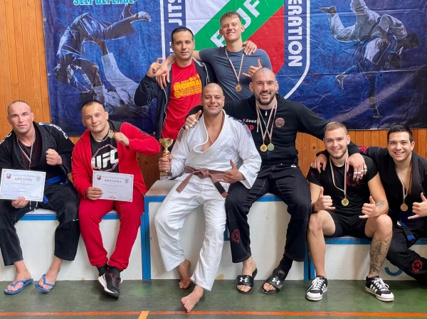 Sandev Fight Team с шампионски титли от републиканското по жиу жицу / Новини от Казанлък