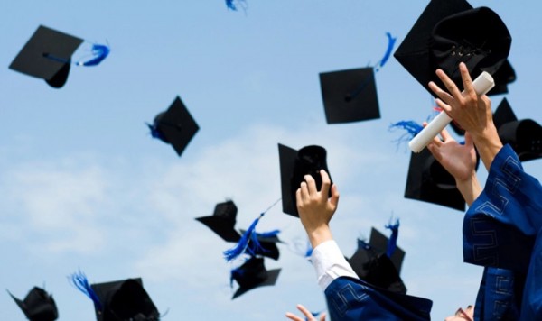 481 студенти са завършили магистърска степен през 2021 г. в областта  / Новини от Казанлък
