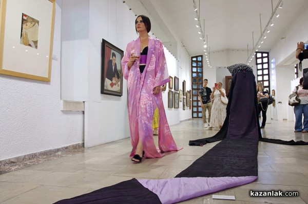Откриха изложбата “Неслучайно присъствие“ на модния дизайнер Мариела Гемишева / Новини от Казанлък