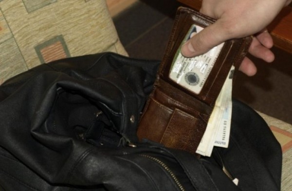 17-годишен е крадеца задигнал пари и дебитна карта от Александрово / Новини от Казанлък