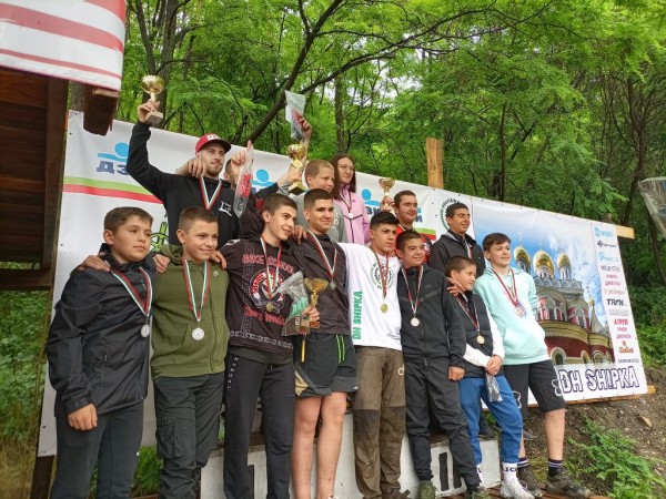 Въпреки проливния дъжд, 74 планински колоездачи се бориха за “Купа Шипка“  / Новини от Казанлък