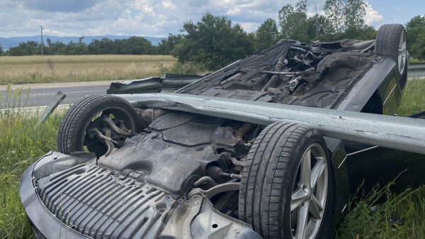 Кола се обърна по таван след катастрофа край Тъжа  / Новини от Казанлък