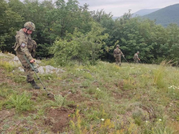 Военнослужещи обследваха района около „Паметника на Свободата” / Новини от Казанлък