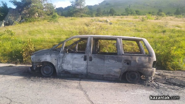 Автомобил изгоря напълно край паметника Бузлуджа / Новини от Казанлък