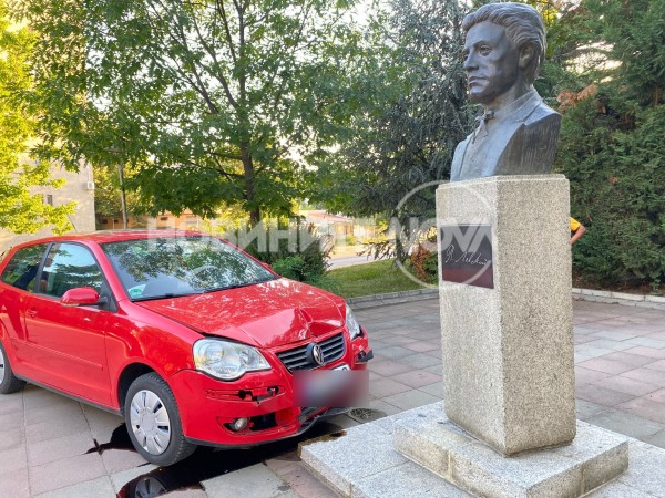 Автомобил се блъсна в бюст-паметника на Васил Левски в Западното / Новини от Казанлък
