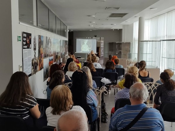 Казанлъшката публика посрещна топло авторката Ивелина Радионова / Новини от Казанлък
