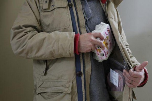 Крадец задигна пари, храна, напитки и цигари от дом / Новини от Казанлък