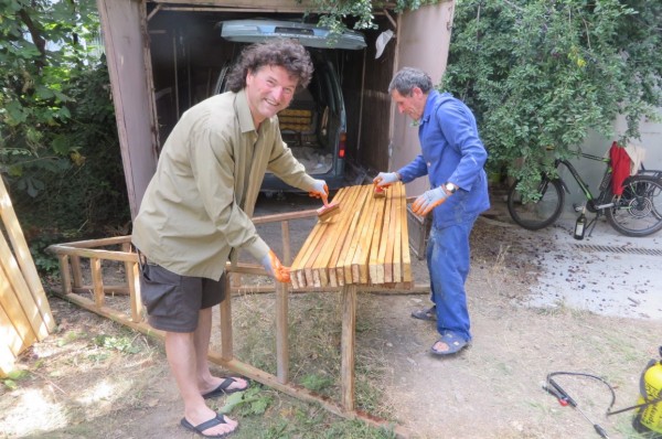 ТД “Орлово гнездо“ започна ремонта на масите и пейките на заслона на Саръяр / Новини от Казанлък