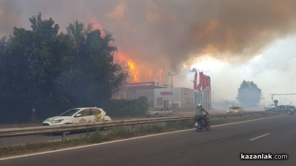 Голям пожар гори в източния край на Казанлък/ОБНОВЕНА / Новини от Казанлък