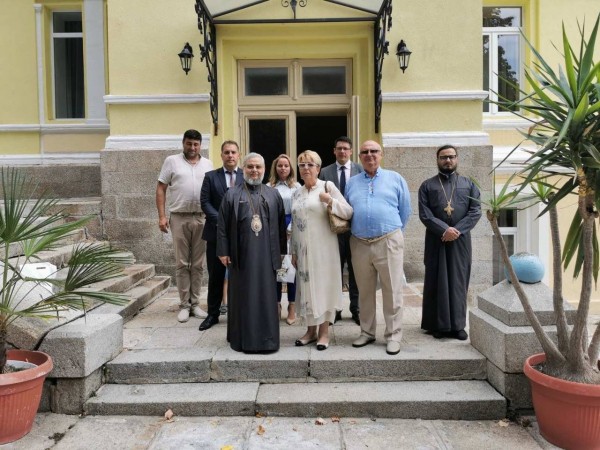 Посланикът на Русия Елеонора Митрофанова посети храм-паметника в Шипка / Новини от Казанлък