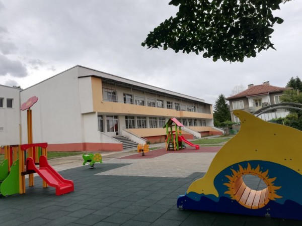 Обновени учебни и детски заведения, посрещат децата от общината на 15 септември  / Новини от Казанлък