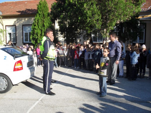 Полицейска акция “Да пазим децата на пътя“ в първия учебен ден / Новини от Казанлък