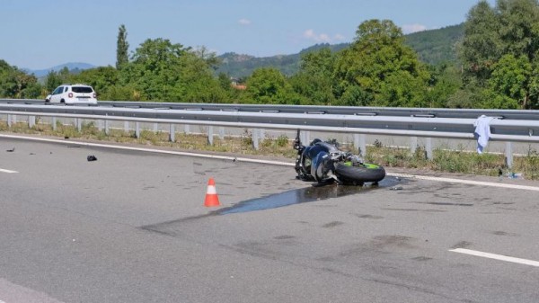 Моторист е в болница след катастрофа на Подбалканския път / Новини от Казанлък