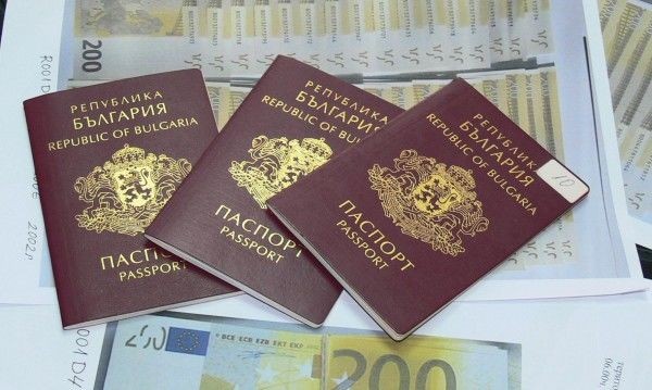 Крадци задигнаха евро и задграничен паспорт от паркирано возило в града / Новини от Казанлък