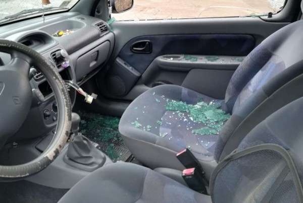 Крадец разби прозорец на кола, отмъкна портфейл с документи и пари  / Новини от Казанлък