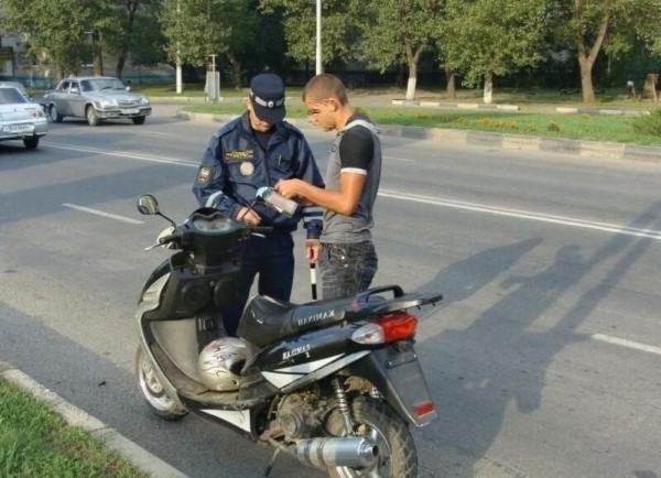 Младеж подкара нерегистриран мотопед в Гурково / Новини от Казанлък
