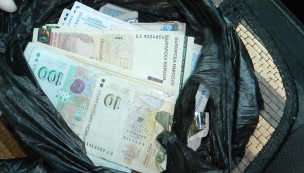 Полицията търси собственика на намерени пари в Казанлък / Новини от Казанлък