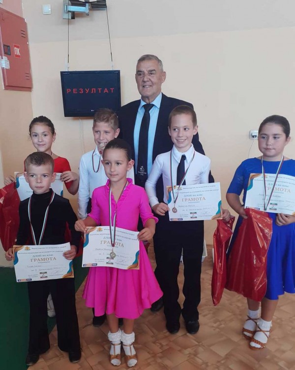 Танцьорите на КСТ “Роза“ се върнаха с две трети места от Сливен / Новини от Казанлък