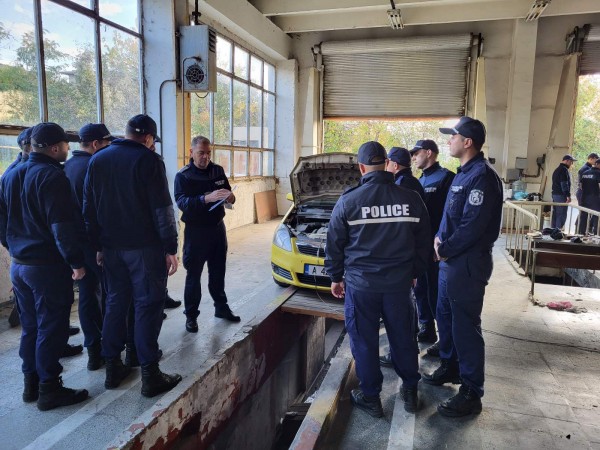 Стажанти от Полицейската школа черпят опит от Пътна полиция / Новини от Казанлък