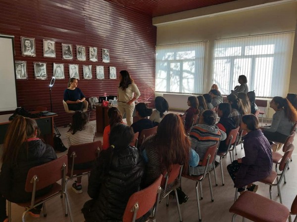 Ученици от с. Ръжена се запознаха с професията Гримьор, с помощта на Дана Стойнова / Новини от Казанлък