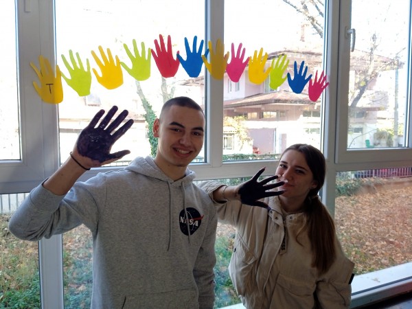 Учениците на ПГЛПТ “подадоха“ ръка в Деня на толерантността / Новини от Казанлък