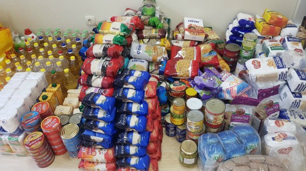 Анонимен благодетел дари хранителни пакети на нуждаещи се в Енина  / Новини от Казанлък