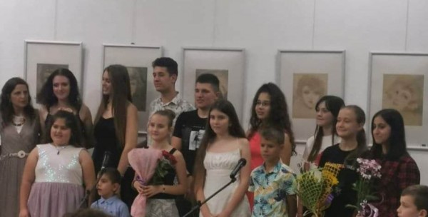 Школа „Орфей“  подготвя традиционния си коледен концерт  / Новини от Казанлък
