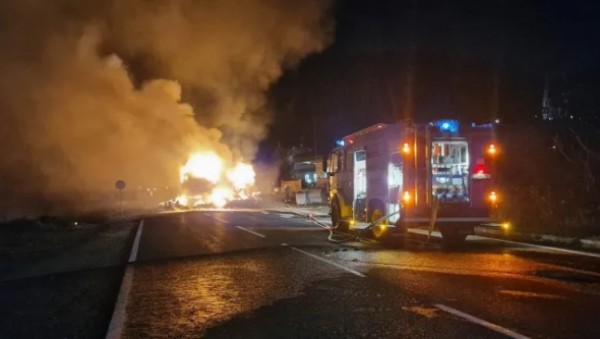 Два камиона със слама пламнаха в близост до град Шипка/ОБНОВЕНА / Новини от Казанлък
