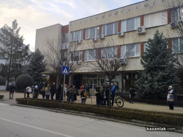 Жителите на Бузовград излязоха на мирен протест в Казанлък, искат справедливост за смъртта на Ванко / Новини от Казанлък