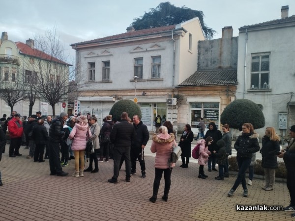 Протестите в Бузовград продължават, хората излизат и пред Окръжна прокуратура Стара Загора / Новини от Казанлък