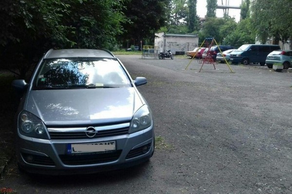 Отмъкнаха два телефона и пари от паркиран Опел в Казанлък  / Новини от Казанлък