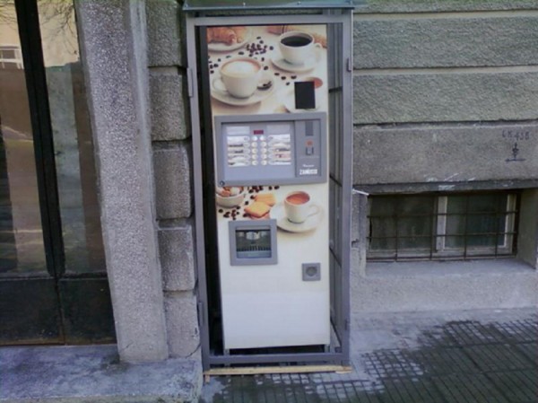 Разбиха автомат за кафе в Казанлък / Новини от Казанлък