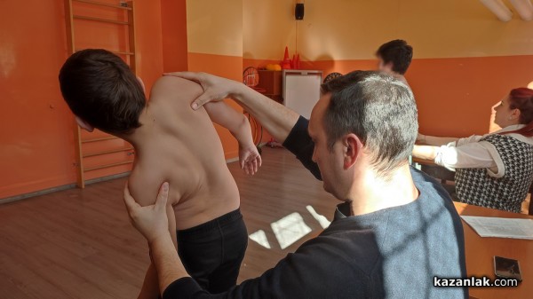 Над 400 деца бяха прегледани по време на безплатния скрининг на гръбначния стълб в ОУ “Георги Кирков“  / Новини от Казанлък