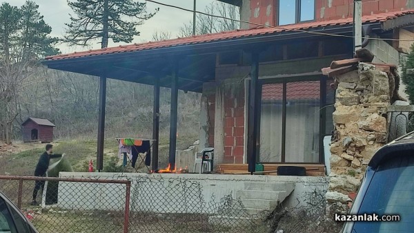 Горя къща в казанлъшкото село Енина  / Новини от Казанлък