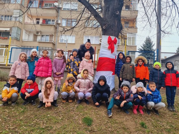 Децата от ДГ “Юрий Гагарин“ си спретнаха първомартенска украса / Новини от Казанлък