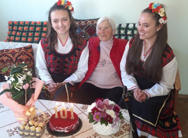 Казанлъшката учителка Иванка Антонова, днес посрещна 101-вия си рожден ден / Новини от Казанлък
