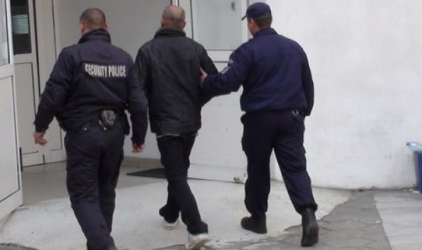 Пращат зад решетките казанлъчанин, псувал и заплашвал полицай / Новини от Казанлък