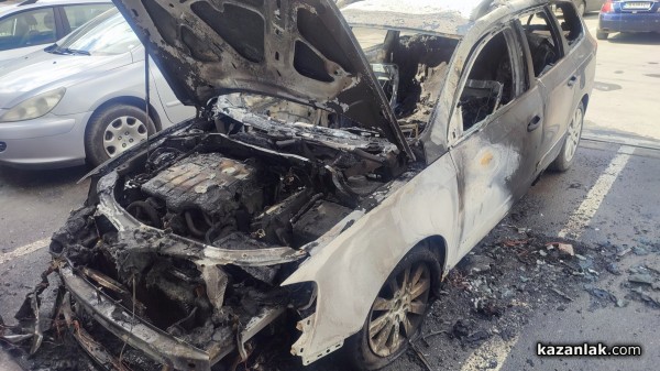 Автомобил изгоря на паркинга на Lidl  / Новини от Казанлък
