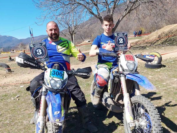 Син и баща Синеви спечелиха второ и трето място в Балканския ендуро шампионат / Новини от Казанлък