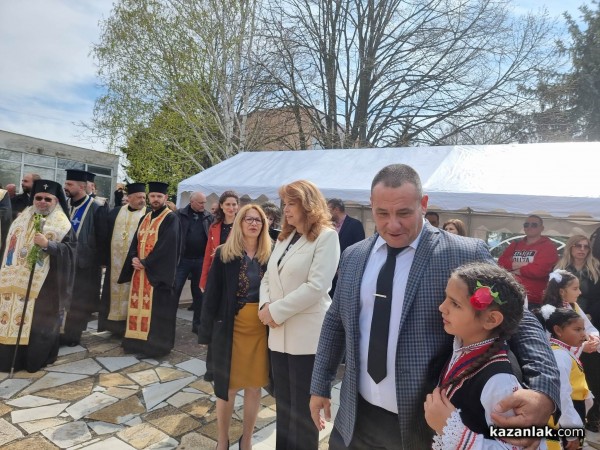 Вицепрезидентът Илияна Йотова бе гост на празника на Мъглиж днес / Новини от Казанлък