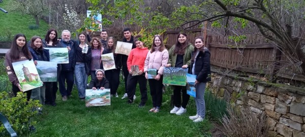 Младите художници от “Арт линия“ се завърнаха от пролетния пленер в село Яковци / Новини от Казанлък