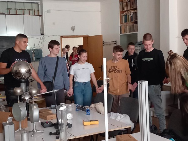 Ученици на хуманитарната гимназия посетиха лабораториите по физика на Софийския университет / Новини от Казанлък