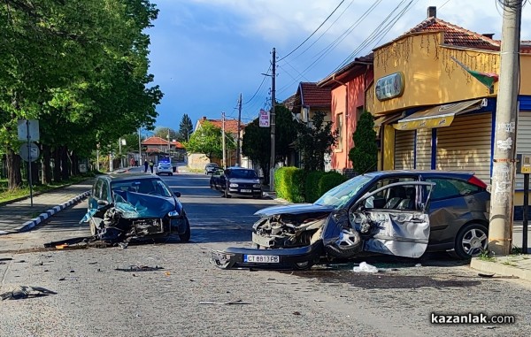Две коли се блъснаха в центъра на село Дунавци / Новини от Казанлък